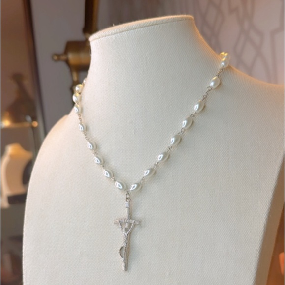 Cross choker necklace stainless and pearls 16.5” neck 🤍 - Picture 4 of 8